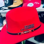 Sombrero rojo estilo Yeison Jiménez algodón estampado Criadero La Cumbre con hebilla dorada.