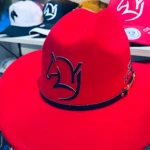 Sombrero rojo de algodón estilo Yeison Jiménez con estampado Criadero La Cumbre y logo de caballo.