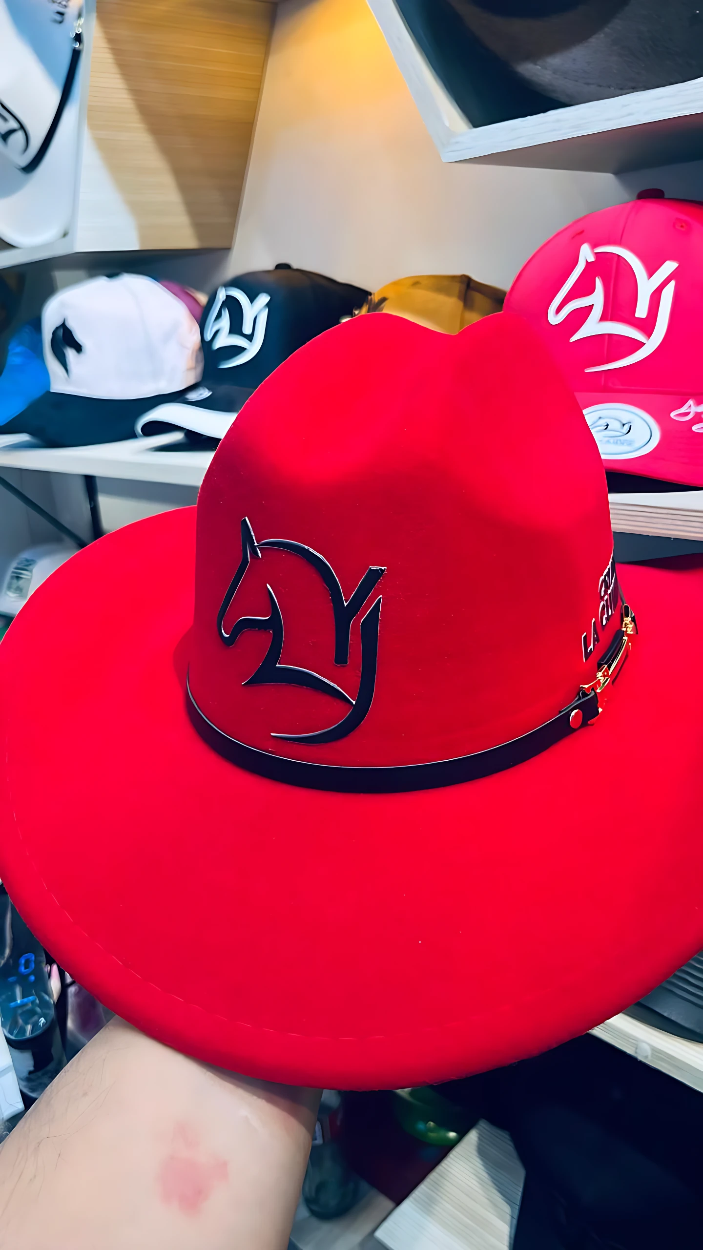 Sombrero rojo de algodón estilo Yeison Jiménez con estampado Criadero La Cumbre y logo de caballo.