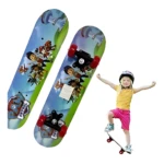Tabla patineta infantil Paw Patrol con diseño de personajes, ruedas rojas y trucks negros, ideal para entrenar equilibrio y motricidad en niños.
