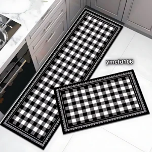 Tapetes absorbentes de diseño a cuadros negro y blanco con borde decorativo, presentados en dos tamaños para cocina o baño.