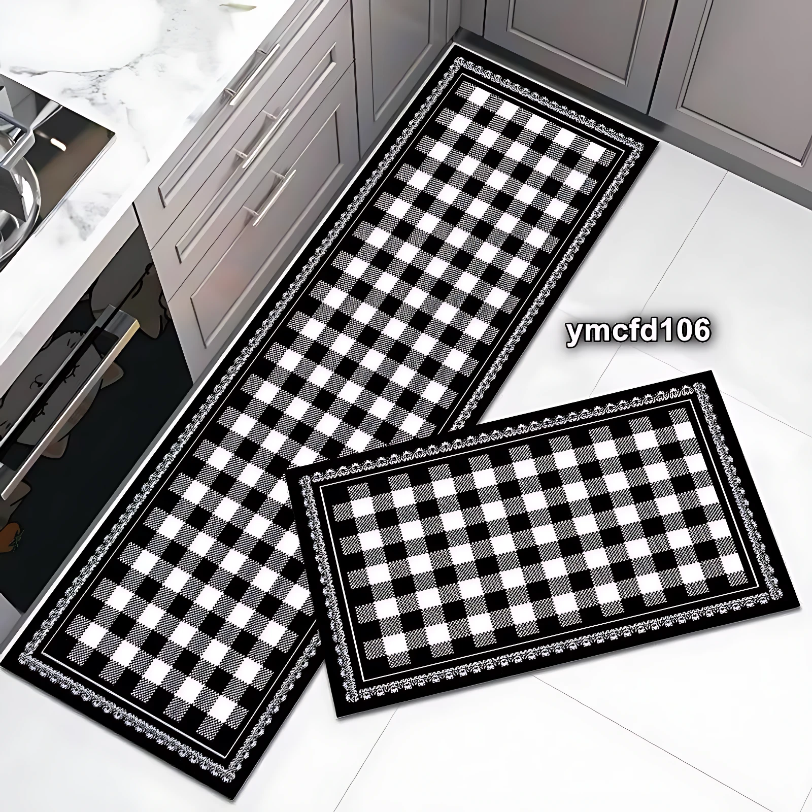 Tapetes absorbentes de diseño a cuadros negro y blanco con borde decorativo, presentados en dos tamaños para cocina o baño.