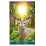 Tarot Universal Celtic carta XIX El Sol, surrealista de ciervo blanco con cuernos adornados, luz dorada y bosque místico.