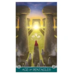 Ace de Pentáculos del Tarot Universal Celtic, surrealista con columnas celtas, luz dorada y símbolo triskel en el centro.