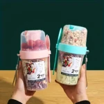 Set x2 termos portátiles para proteínas, uno rosa con tomates y otro azul con frutos secos, para organizar comidas.