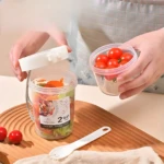 Set x2 termos portátiles para ensaladas y proteínas, uno con ensalada y otro con tomates, con cuchara y tapa.