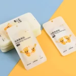 Paquete de tiras desodorantes para calzado en diseño blanco con de pies amarillos, sobre fondo azul y amarillo.