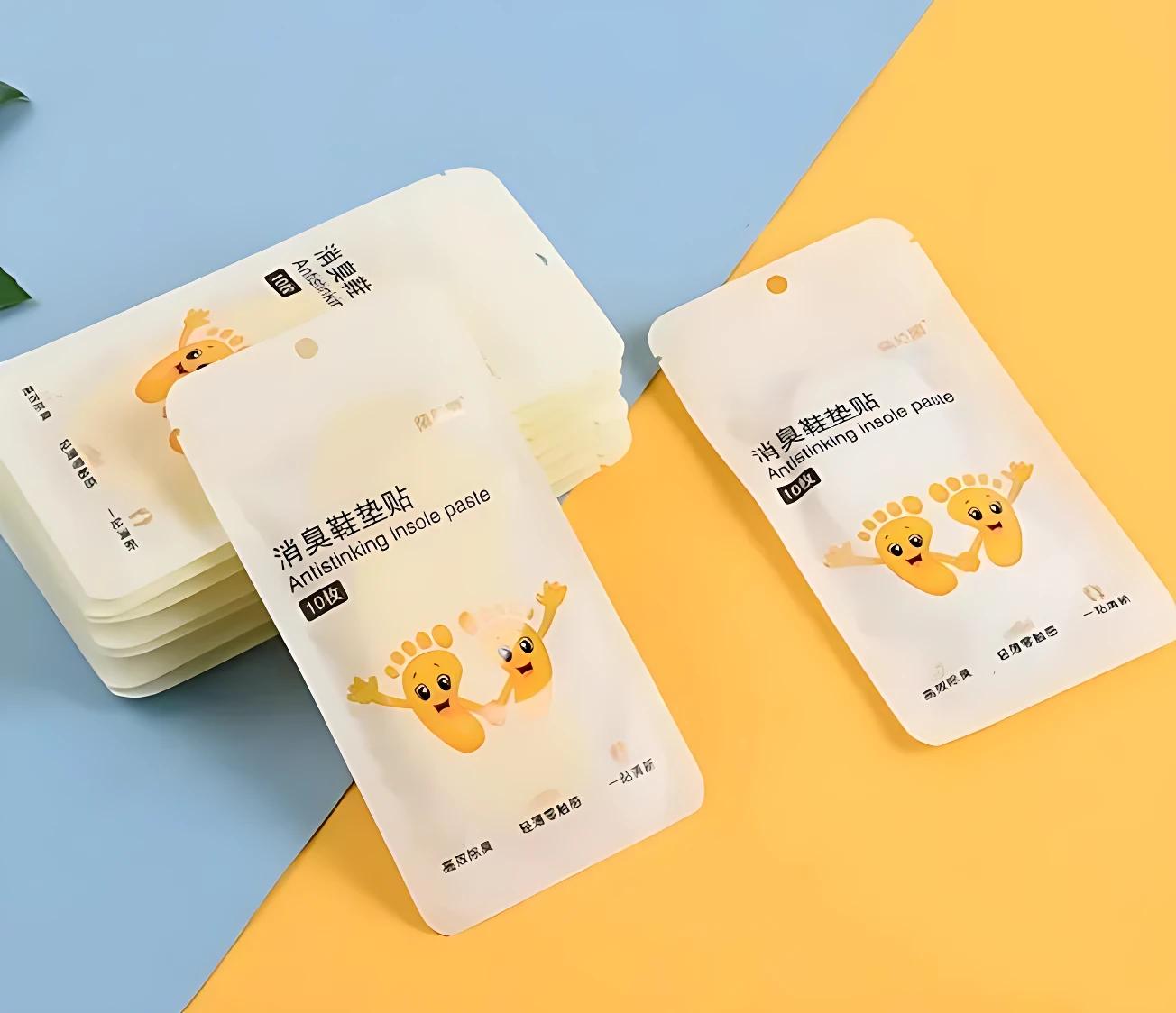 Paquete de tiras desodorantes para calzado en diseño blanco con de pies amarillos, sobre fondo azul y amarillo.