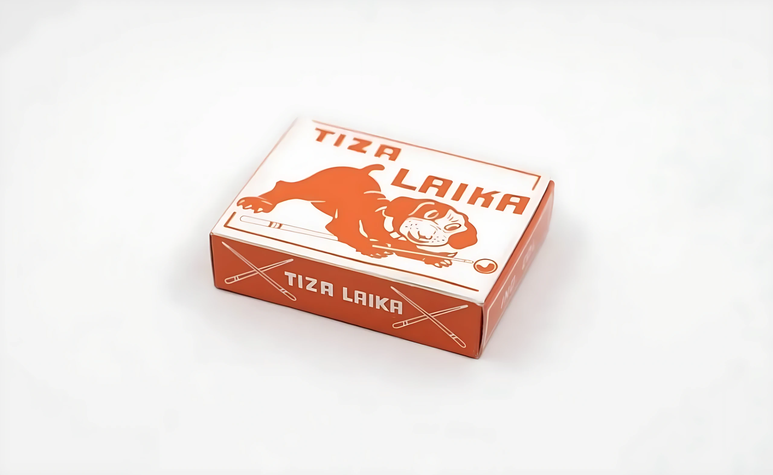 Caja de tiza para billar pool de color naranja con de perro y texto Tiza Laika en tapa y costado.
