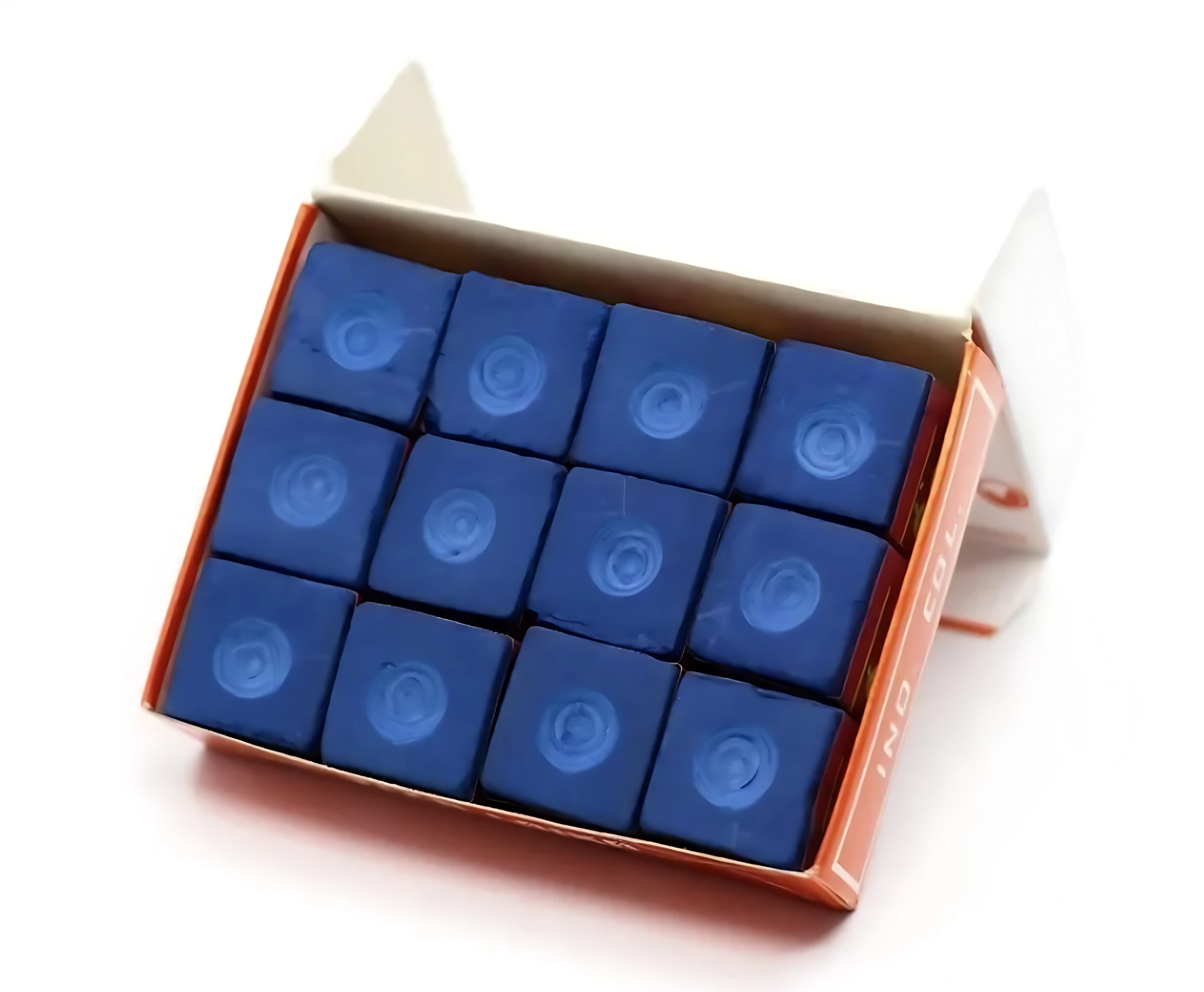 Caja abierta con seis cubos de tiza azul para billar, dispuestos en dos filas de tres, mostrando su superficie con huellas de dedos.