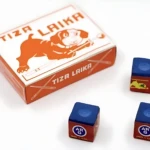 Caja de tiza Laika para billar con diseño de perro y tres cubos de tiza azul y roja visibles, dispuestos frente a la caja sobre fondo blanco.