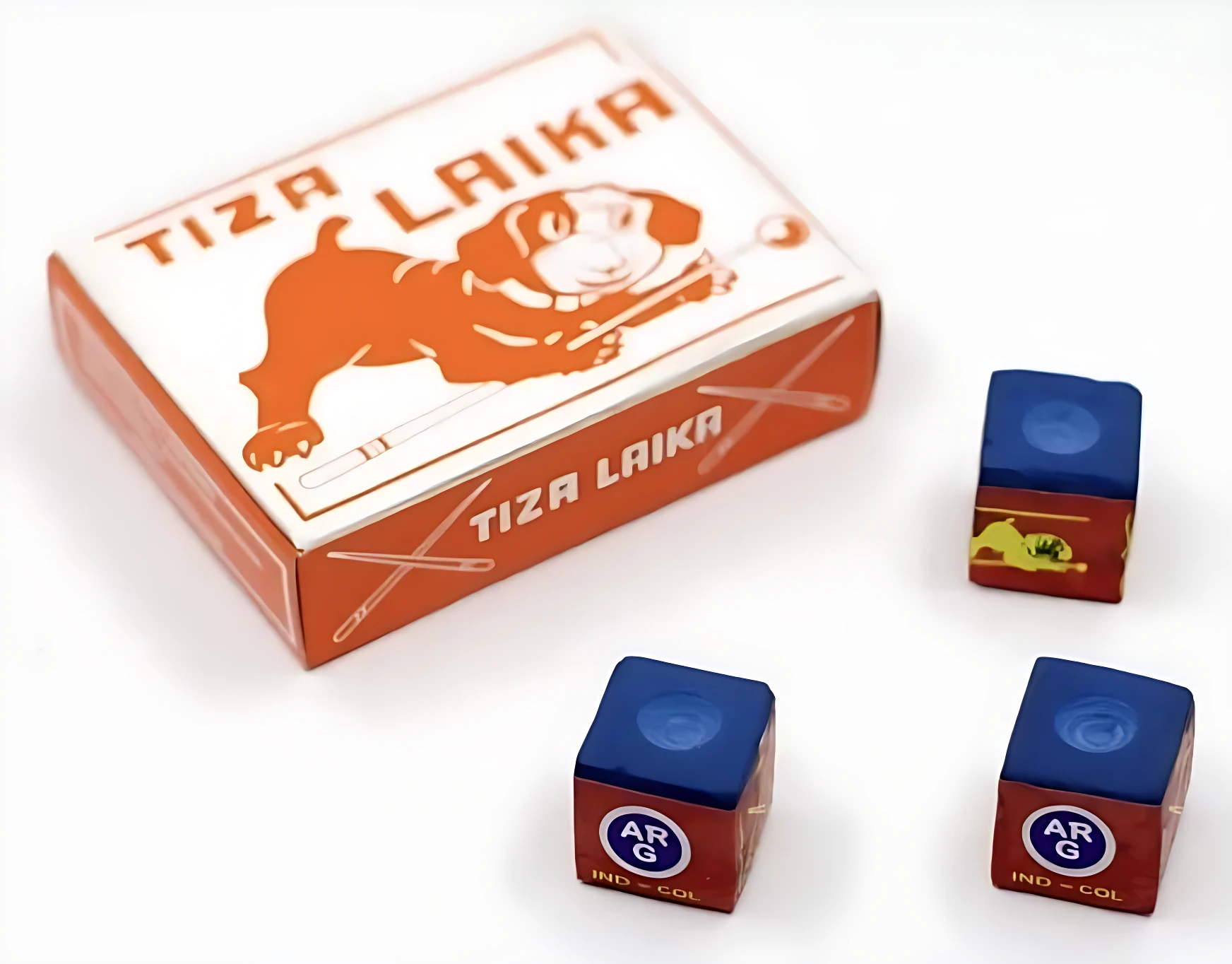 Caja de tiza Laika para billar con diseño de perro y tres cubos de tiza azul y roja visibles, dispuestos frente a la caja sobre fondo blanco.