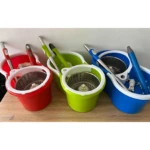 Set de tres traperos giratorios en rojo, verde y azul, con tambor metálico para exprimir mopa sin contacto directo.