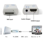 Adaptador HDMI blanco para Nintendo Wii, mostrando puertos de entrada y salida con cable incluido y consola conectada a monitor.