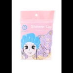 Gorro de baño suave en bolsa rosa con de chica usando gorro azul y otro morado con lunares; incluye gorro protector para cabello seco y maquillaje.