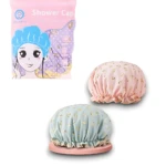 Gorro de baño suave en dos colores: rosa con estampado de corazones y azul claro con detalles dorados. Presentado junto a su empaque original.