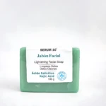 Jabón facial verde rectangular con etiqueta blanca que indica Serum 10, Jabón Facial Lightening, con ácido salicílico y ácido kójico, 100 g.