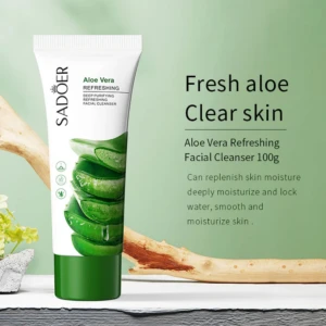 Tubo de limpiador facial Sadoer con aloe vera, 100g, sobre fondo verde claro con ramas decorativas.