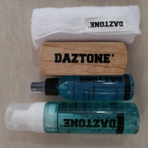 Kit de limpieza Daztone para calzado, incluye toalla blanca, cepillo de madera y dos botellas de solución azul con aplicadores.