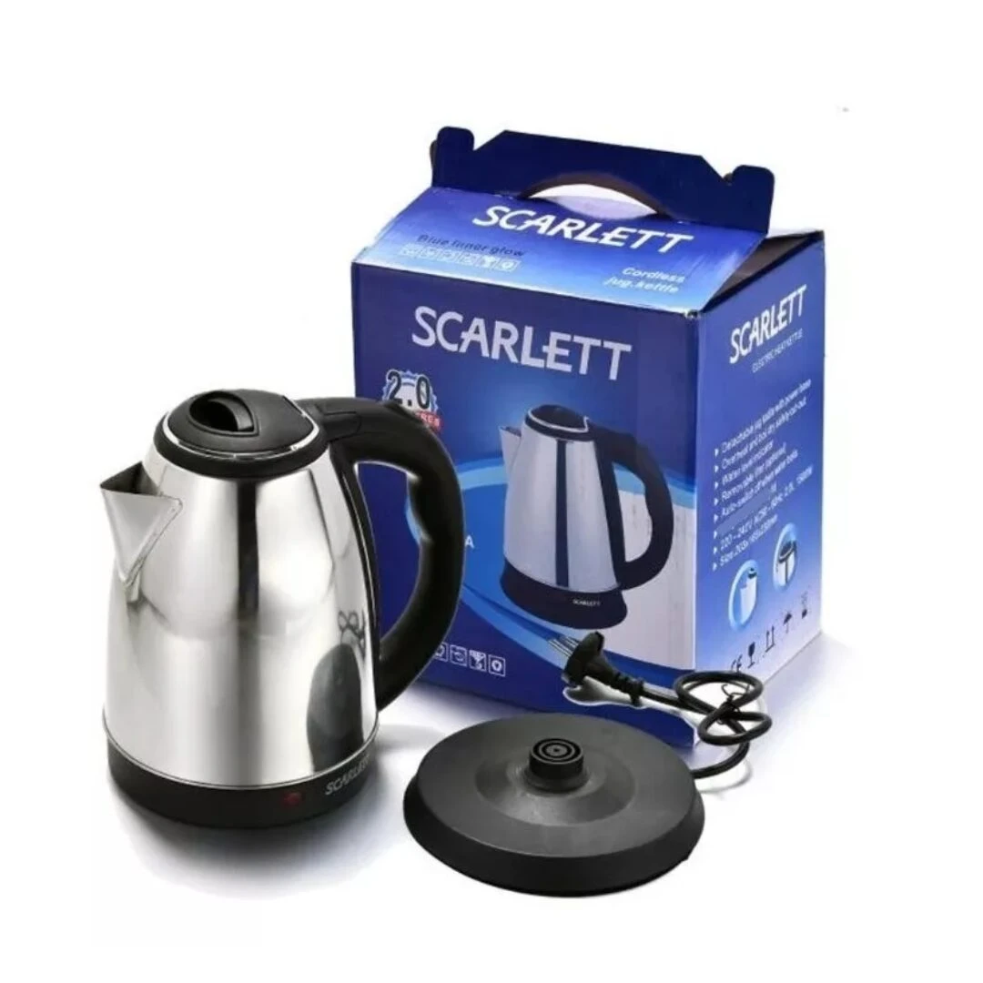 Hervidora eléctrica Scarlett de acero inoxidable con tapa y base, junto a su caja azul con del producto.