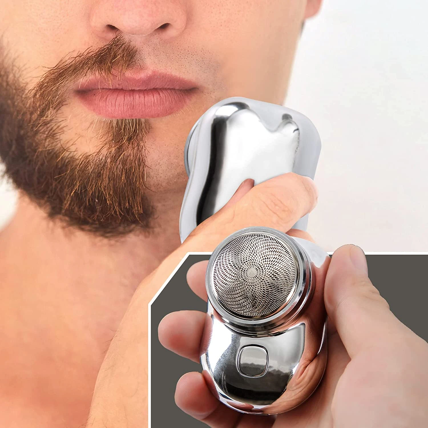 Afeitadora eléctrica portátil de acero inoxidable con cabezal redondo, en uso sobre barba masculina; incluye botón de encendido y diseño compacto para afeitado sin agua.