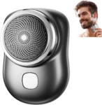 Afeitadora eléctrica negra con cabezal redondo de malla metálica y botón blanco en la parte inferior, junto a una de un hombre sonriendo mientras se afeita la barba.