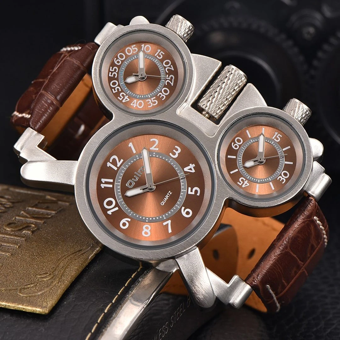 Reloj Oulm 1167 con tres subdial de color cobre y correa de cuero marrón, mostrando horarios simultáneos en esfera principal y dos indicadores circulares superiores.