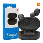 Auriculares inalámbricos Xiaomi Redmi Buds 4 en color negro mate, mostrando el estuche de carga cerrado con el logotipo visible en la parte frontal.