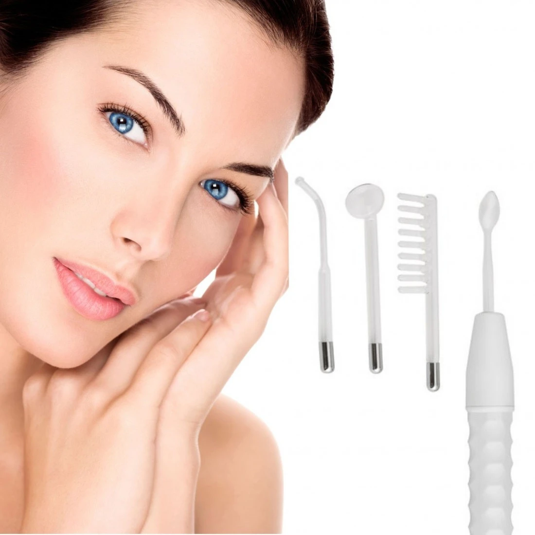 Mujer con piel clara y ojos azules tocando su rostro, junto a un dispositivo de alta frecuencia blanco con cuatro electrodos intercambiables para tratamiento facial y capilar.