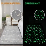 Alfombra felpudo gris con lunas y estrellas que brillan en verde en la oscuridad, ideal para habitación infantil.