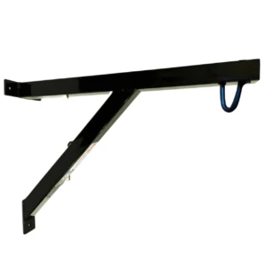 Base para saco de boxeo de hierro negro con soporte diagonal y gancho azul, diseñada para instalación en pared con 50 cm de separación entre puntos de anclaje.
