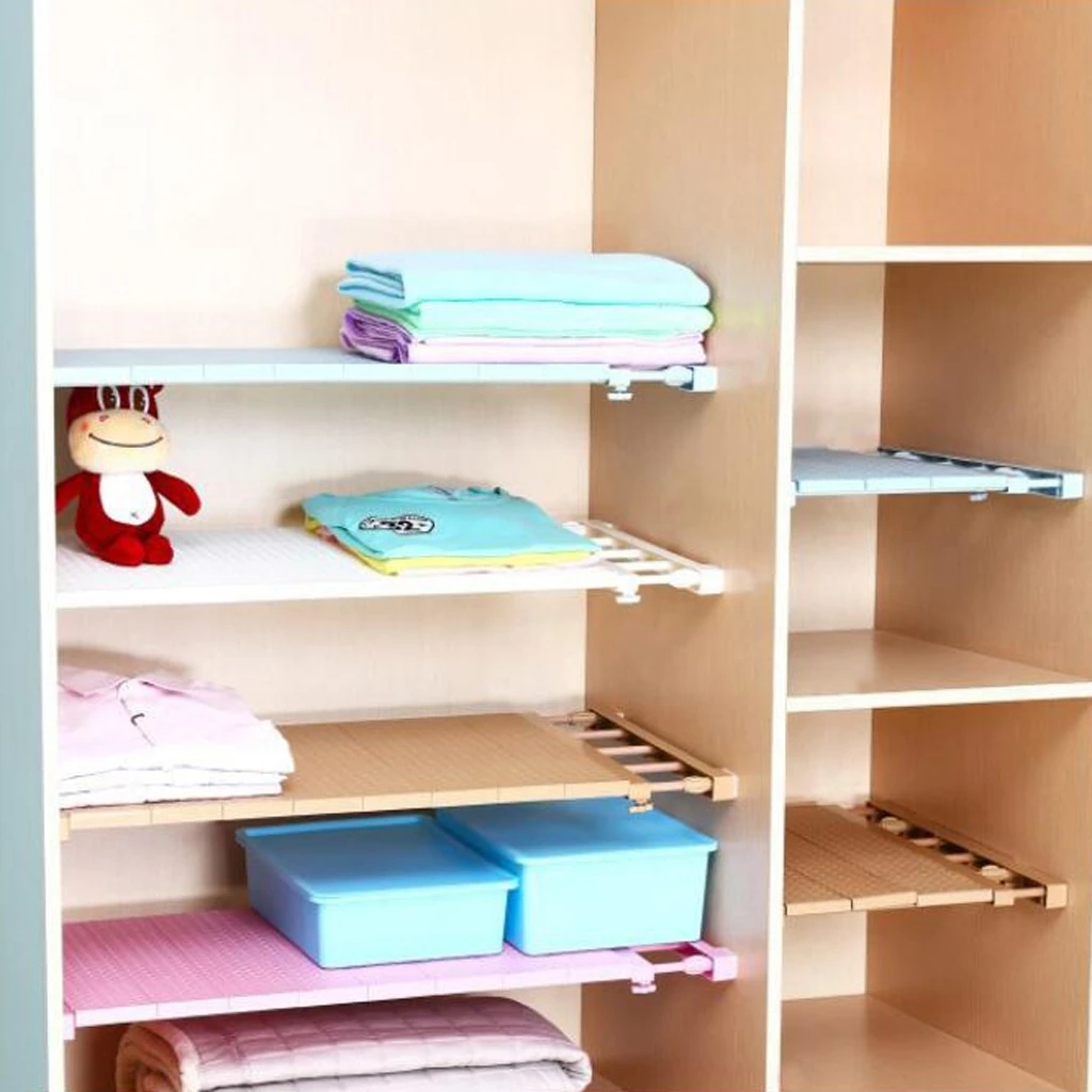 Repisa expandible de madera clara con soportes ajustables, mostrando uso en estantería con ropa doblada, cajas azules y accesorios organizadores.