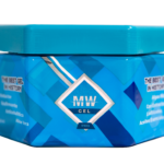 Jarrón hexagonal de gel frío MW en tonos azules con diseño geométrico, tapa plana y etiqueta frontal que muestra el logo y detalles del producto.