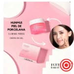 Jarrón de cerámica rosa con tapa blanca, acompañado de su caja de presentación en tonos pastel. Incluye texto que indica "Hunmui Piel de Porcelana" y "Elimina poros", junto a una mujer aplicando el producto en la cara.