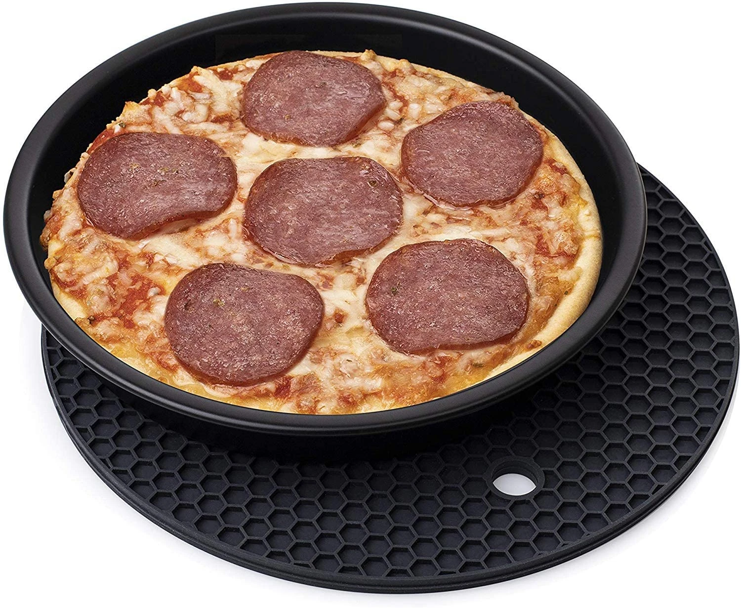 Pizza con pepperoni en molde negro sobre base antideslizante hexagonal, ideal para hornear en Airfryer.