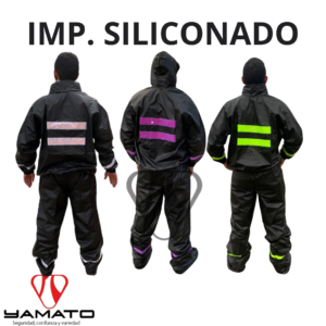 Tres trajes impermeables siliconados Yamato con capucha, vistos por la espalda, en negro con bandas reflectantes en rosa, morado y verde neón.
