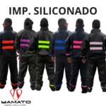 Seis impermeables siliconados Yamato con reflectantes traseros en colores naranja, morado, verde, azul, rosa y blanco, mostrando la parte posterior de los modelos.