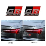 Emblema metálico GR Sport con fondo rojo y negro, mostrado antes y después de instalarse en la parte trasera de un automóvil gris.