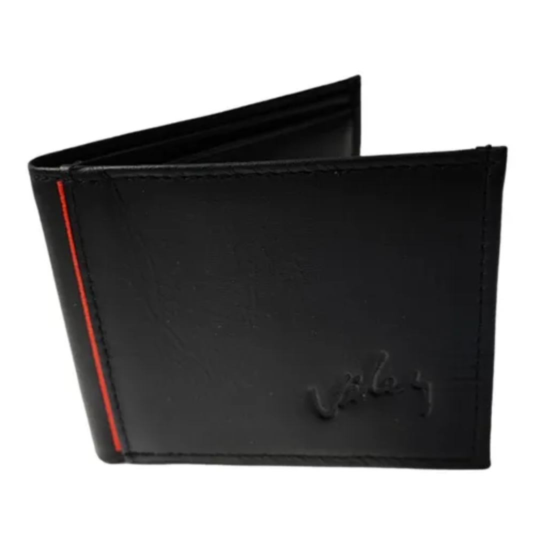 Billetera de cuero negro para hombre, con costura visible y detalle rojo lateral. Presenta logo grabado en relieve y cierre tipo bisagra. Ideal para organizar tarjetas y billetes.
