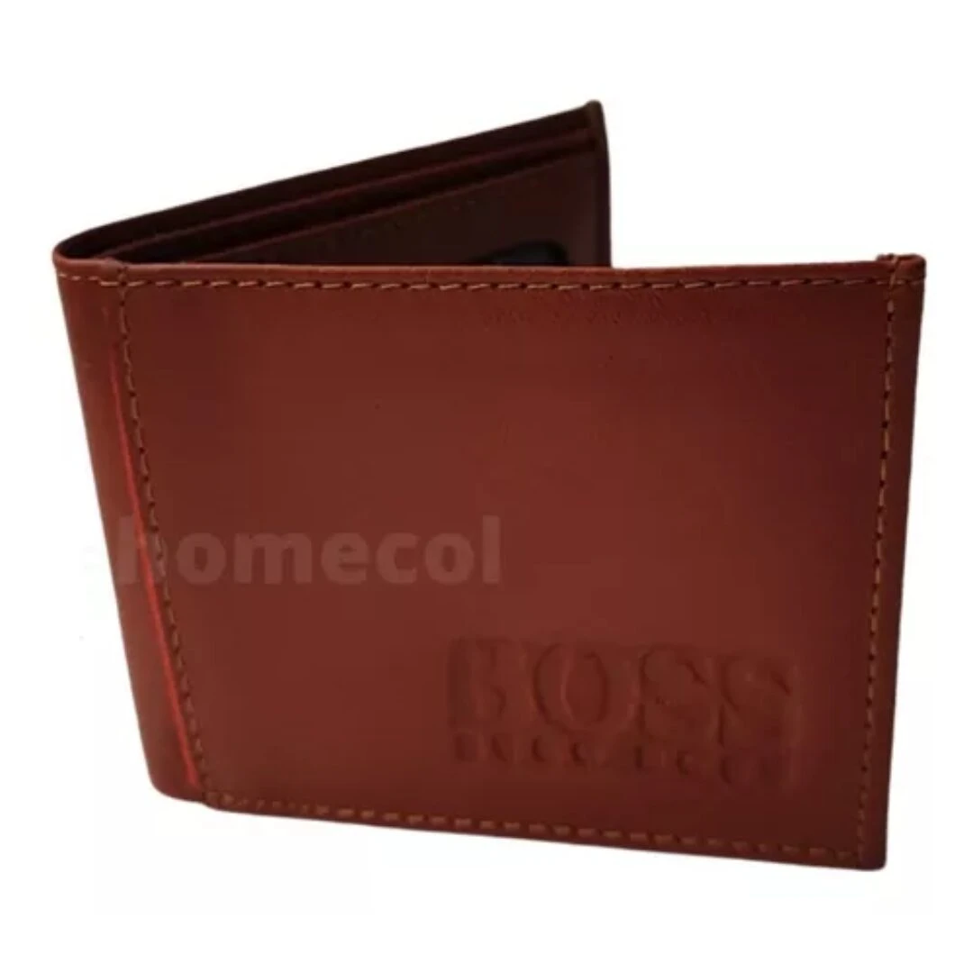 Billetera de cuero marrón para hombre, con costuras visibles y logo BOSS grabado en la parte frontal.