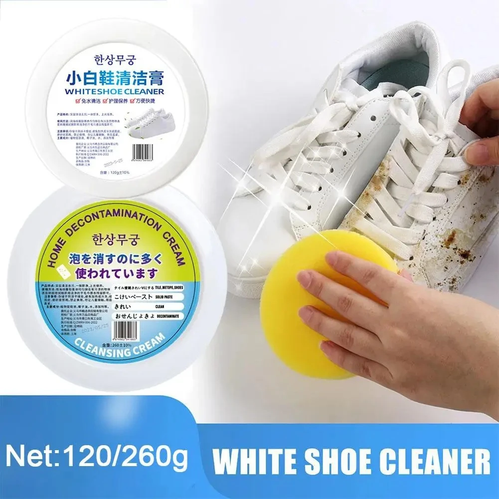 Limpiador de zapatos en crema blanca con aplicador amarillo, mostrando uso sobre zapatilla blanca con manchas, envase redondo con etiqueta bilingüe y texto visible de 120/260g.
