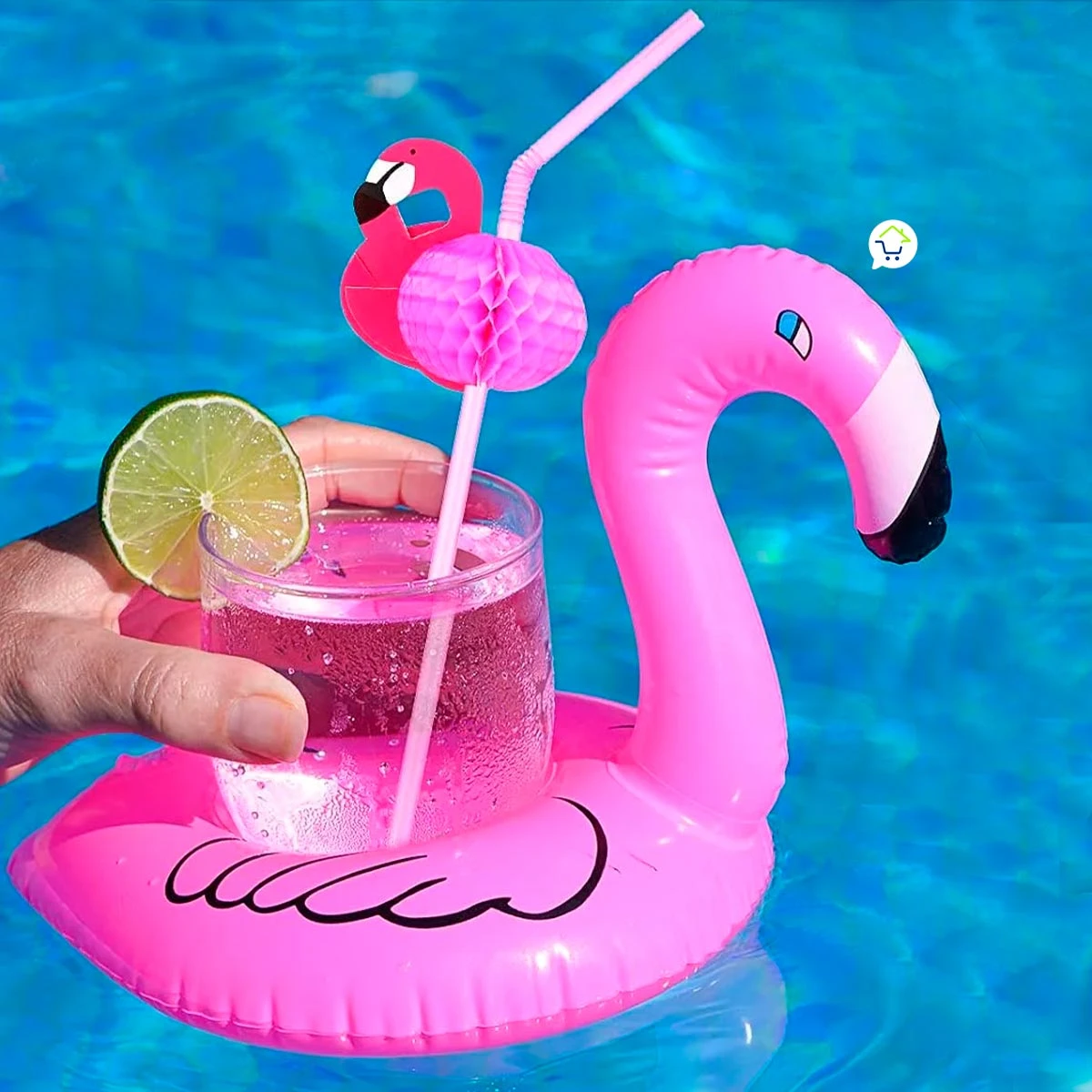 Flotador inflable rosa en forma de flamenco con vaso de bebida, limón y pajita decorativa sobre agua azul.