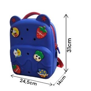 Mochila escolar azul de EVA con forma de oso, decorada con pegatinas de frutas y personajes, medidas 31x24,5x14 cm.