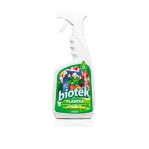 Botella blanca de spray con etiqueta verde y roja del fertilizante Biotek para plantas, mostrando de maceta con flores y texto en español.