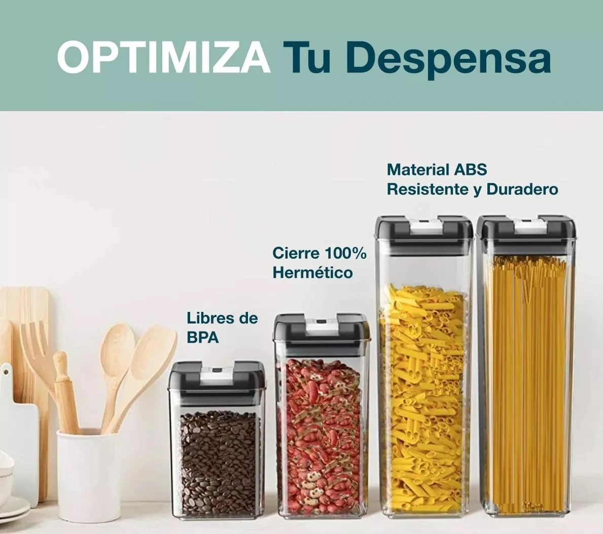 Cuatro contenedores herméticos de plástico ABS en tonos transparentes con tapas negras, mostrando granos de café, legumbres, pasta corta y espagueti, dispuestos en fila sobre superficie blanca junto a utensilios de cocina.