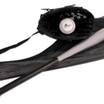 Bate de baseball Wonder de 29 pulgadas con guante y pelota, sobre funda negra. Ideal para entrenamiento y mejora del swing.