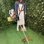 Maniquí con kit de protección integral para carnaza, incluyendo delantal blanco, arnés naranja y guantes azules, sobre fondo de enredadera verde.