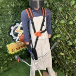 Maniquí con kit de protección integral para carnaza, incluye delantal beige con arnés naranja y casco amarillo con visera transparente, sobre fondo verde artificial.