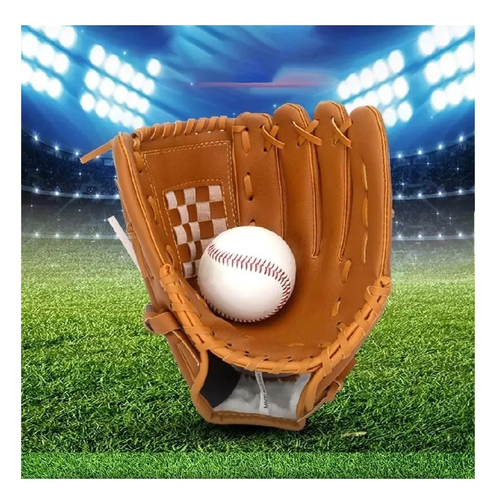 Guante de béisbol de cuero sintético color marrón con pelota blanca en campo de césped artificial bajo luces de estadio.