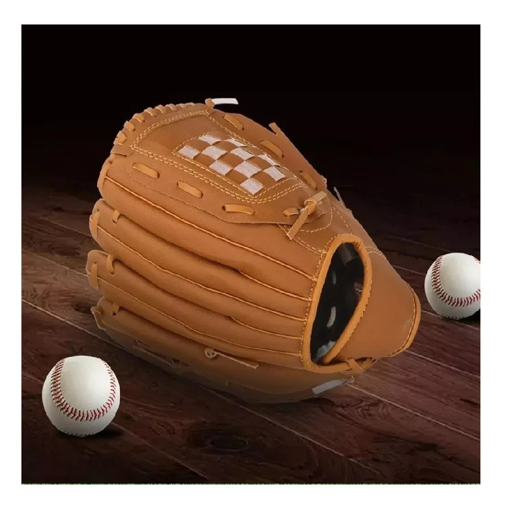 Guante de béisbol de cuero sintético color caoba con diseño a cuadros en la palma, sobre superficie de madera con dos pelotas blancas a los lados.